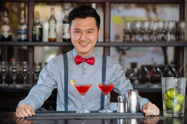 Sorrindo asiático bartender — Fotografia de Stock