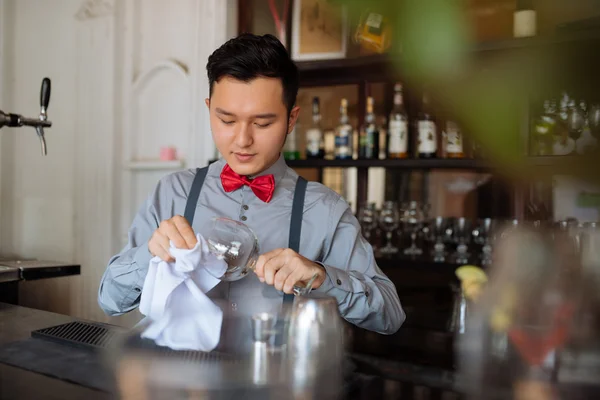 Barman essuyant verre — Photo