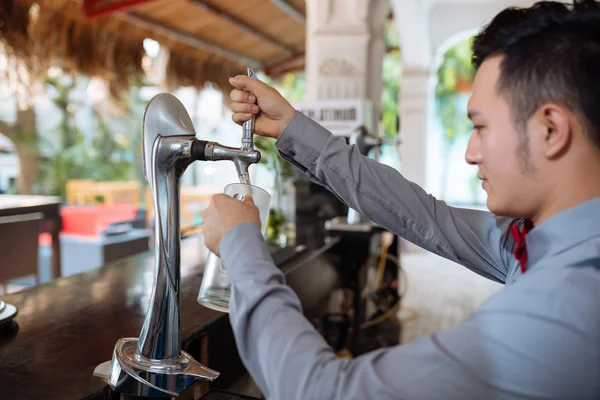 Barman versant de la bière fraîche — Photo