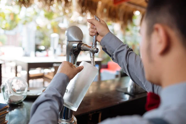 Filling mug with draft beer — Stock Photo, Image