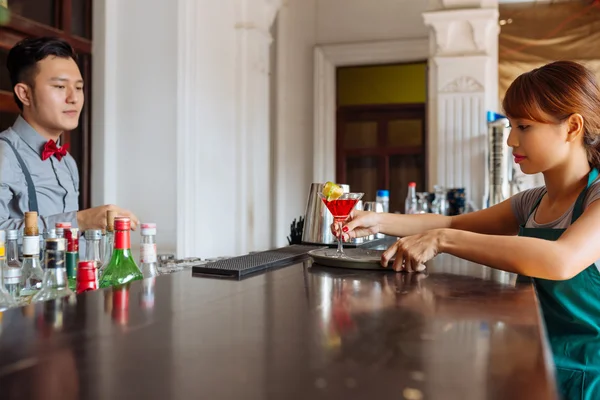 Waitress taking tray — Stock Photo, Image