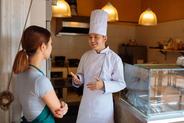 Serveuse et cuisinière en cuisine — Photo