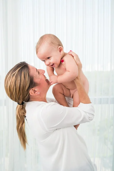 Moeder en pasgeboren baby — Stockfoto