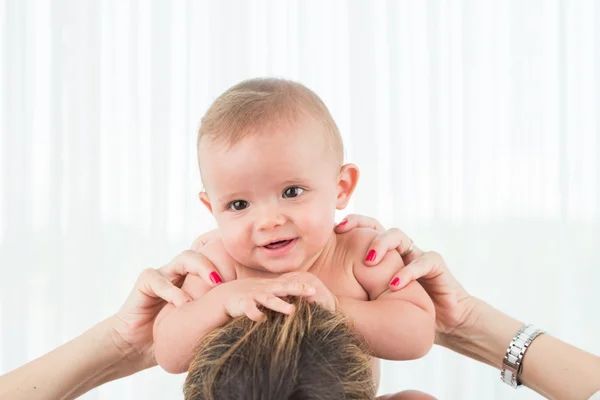 Baby on shoulders of mom — Stock Photo, Image