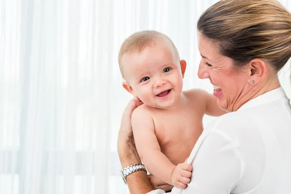 Mujer cargando bebé niño — Foto de Stock