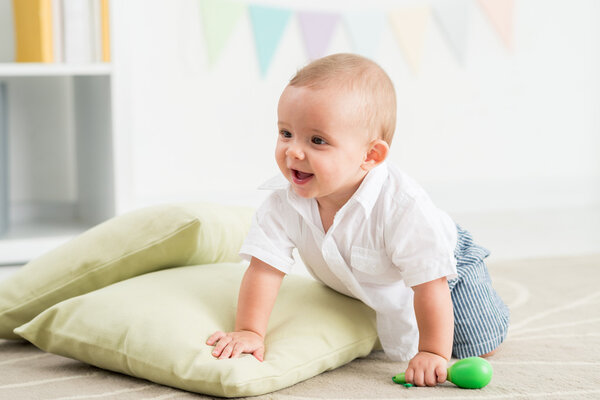 Bambino strisciare sul pavimento — Foto Stock