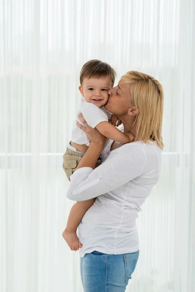 Frau küsst Sohn — Stockfoto