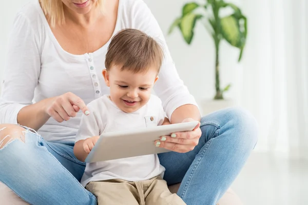 Niño y madre con tableta —  Fotos de Stock