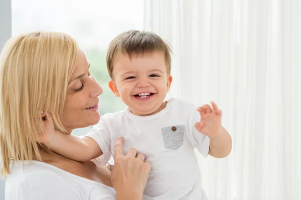 Mutter mit kicherndem Sohn — Stockfoto