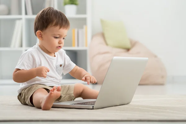 Niño pequeño con computadora —  Fotos de Stock