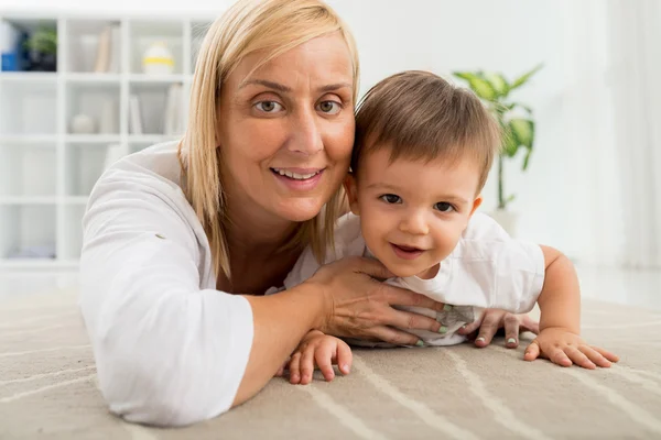 Frau und ihr kleines Kind — Stockfoto