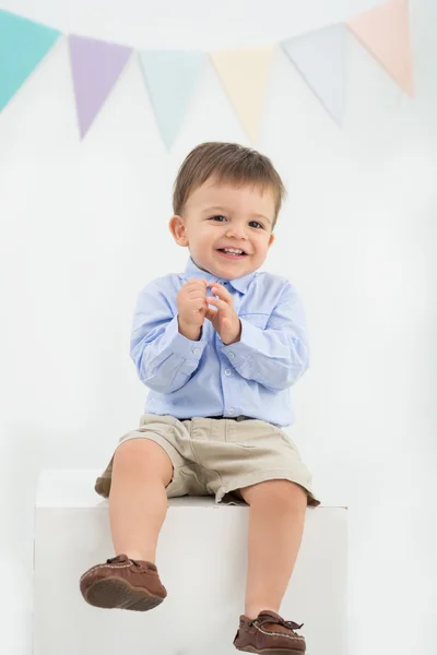 Freudiger kleiner Junge — Stockfoto