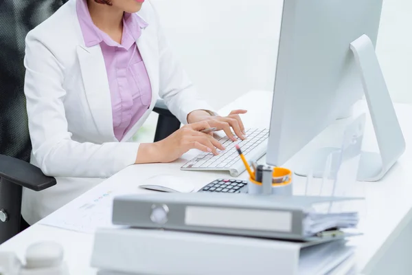 Businesswoman typing on keyboard — Stock Photo, Image