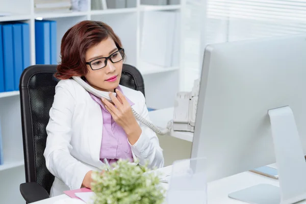 Donna d'affari che chiama al telefono — Foto Stock