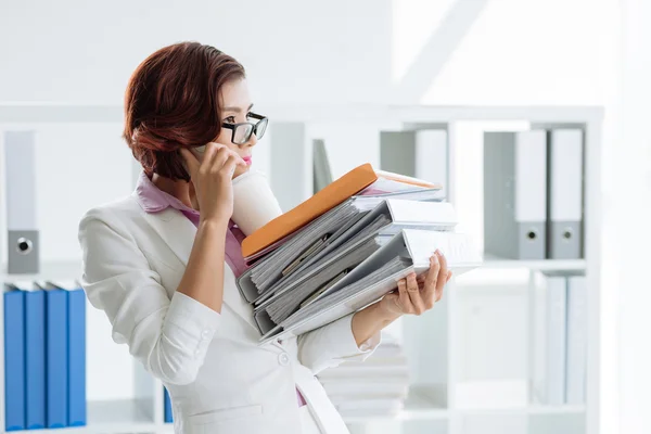 Manager holding stack of folders — Stock Photo, Image