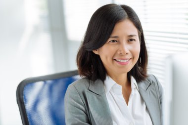 bilgisayar ekranına bakarak iş kadını