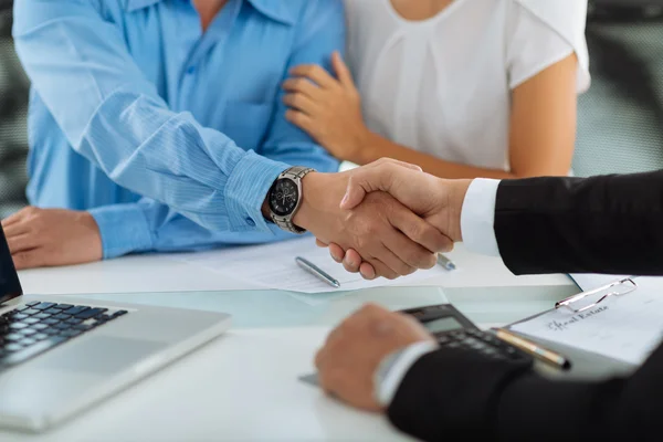 Fastighetsmäklaren skakar hand med klienten — Stockfoto