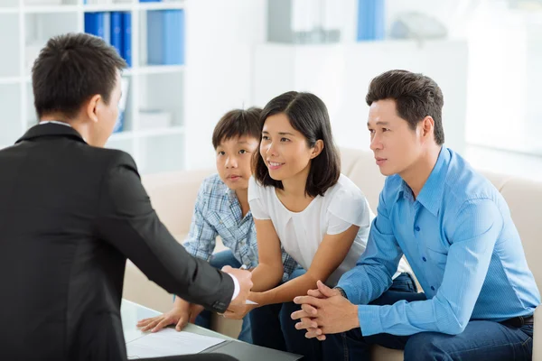 Incontro di famiglia agente immobiliare — Foto Stock