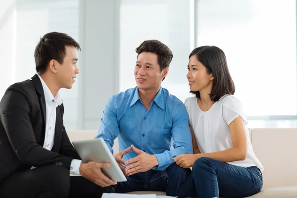 Pareja hablando con el asesor — Foto de Stock