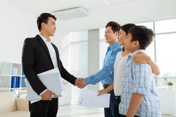 Family greeting real estate agent — Stock Photo, Image