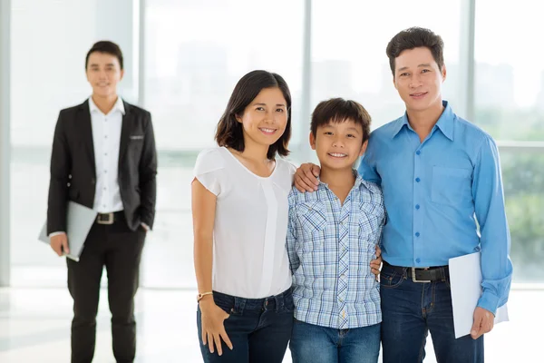 Vietnamesische Familie und Makler — Stockfoto