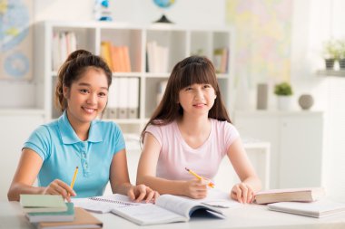 Okuyan kız öğrenciler