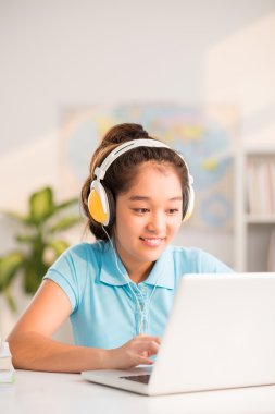 Kulaklığımda varoluş kız