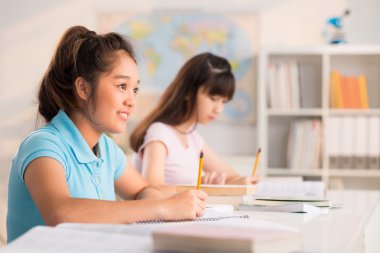 kız öğrenciler yazma testi