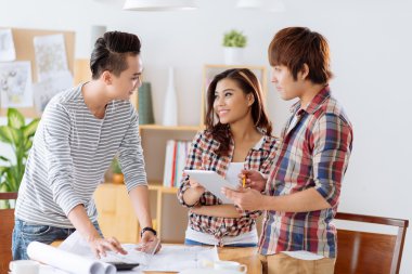 Vietnamca tasarımcıları yeni proje tartışıyor