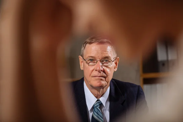 Seriöser reifer Psychiater — Stockfoto