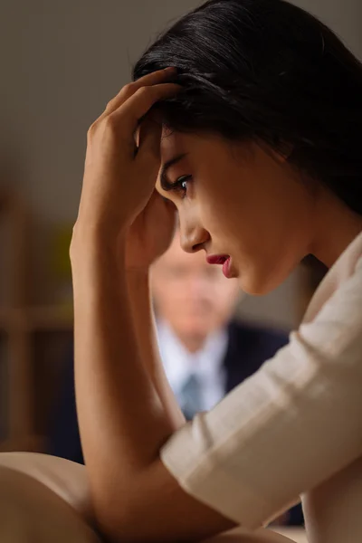 Triste giovane donna a psicologo — Foto Stock