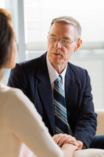Psychologist talking to patient — Stock Photo, Image