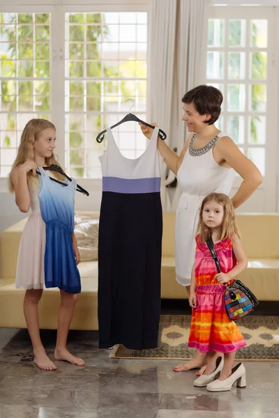 Mor och döttrar att välja klänningar — Stockfoto