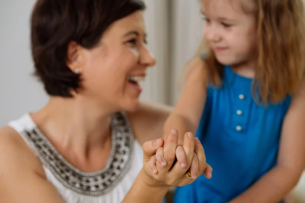 Donna gioiosa e figlioletta — Foto Stock