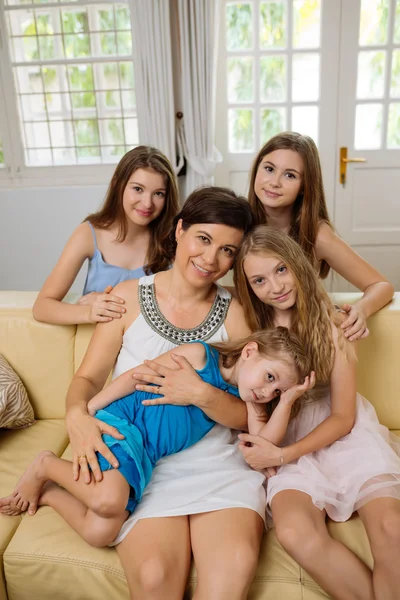 Madre e hijas uniéndose — Foto de Stock