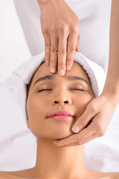 Vrouw krijgen gezicht massage — Stockfoto