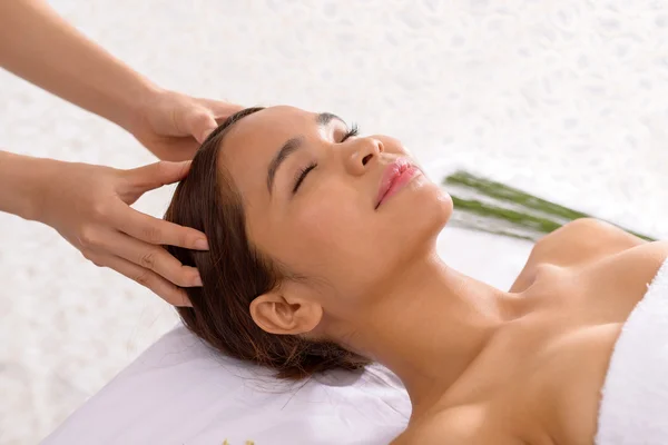 Mulher desfrutando de massagem no couro cabeludo — Fotografia de Stock