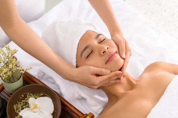 Chica relajante en el salón de spa — Foto de Stock