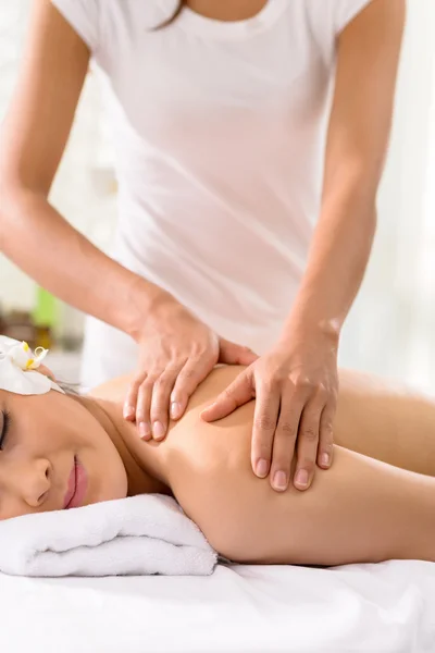 Mulher desfrutando de massagem nas costas — Fotografia de Stock
