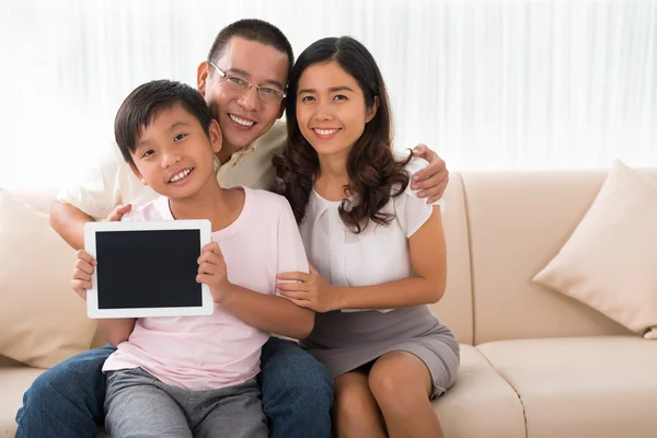 Família com tablet digital — Fotografia de Stock