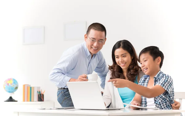Familia viendo en el ordenador portátil —  Fotos de Stock
