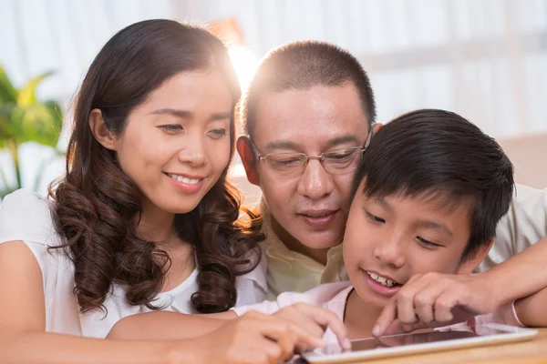 Vietnamesisk familj med digital tablet — Stockfoto