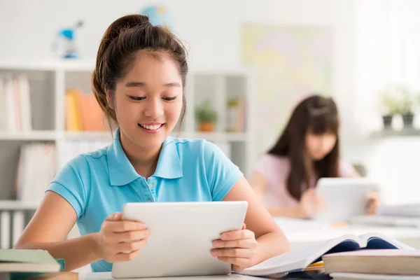 Lachende Aziatische schoolmeisje — Stockfoto