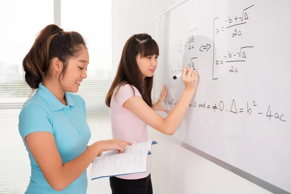 Asiatiques écolières écriture équations — Photo