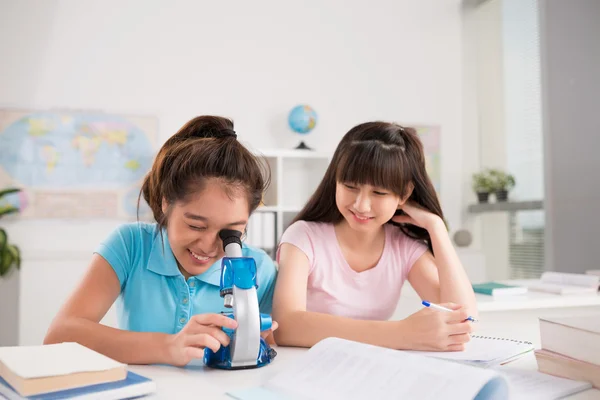 Schoolmeisjes werken met Microscoop — Stockfoto