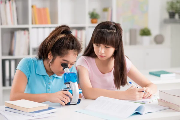 女学生使用显微镜 — 图库照片