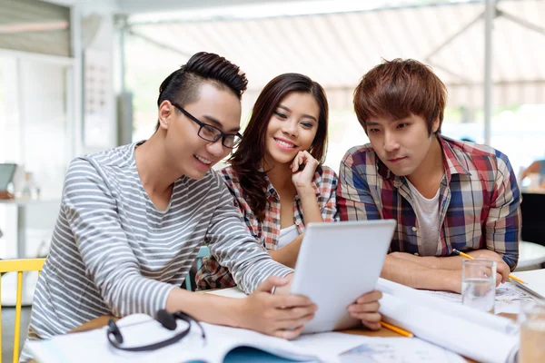 Alunos com tablet digital — Fotografia de Stock