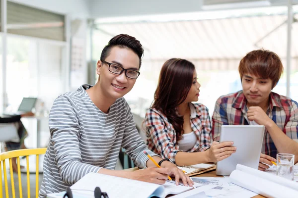 Diseñador vietnamita trabajando —  Fotos de Stock