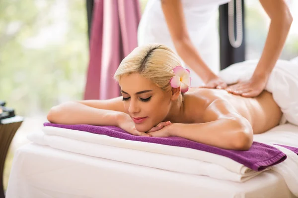 Mujer teniendo masaje de spa — Foto de Stock