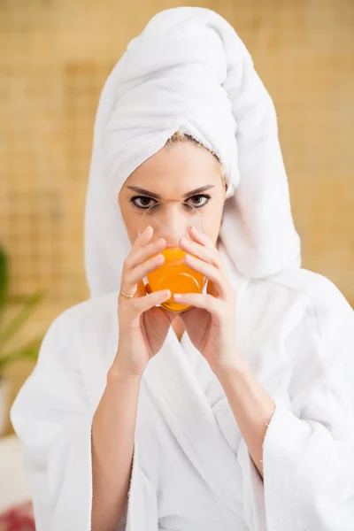 Mulher bebendo suco de laranja — Fotografia de Stock